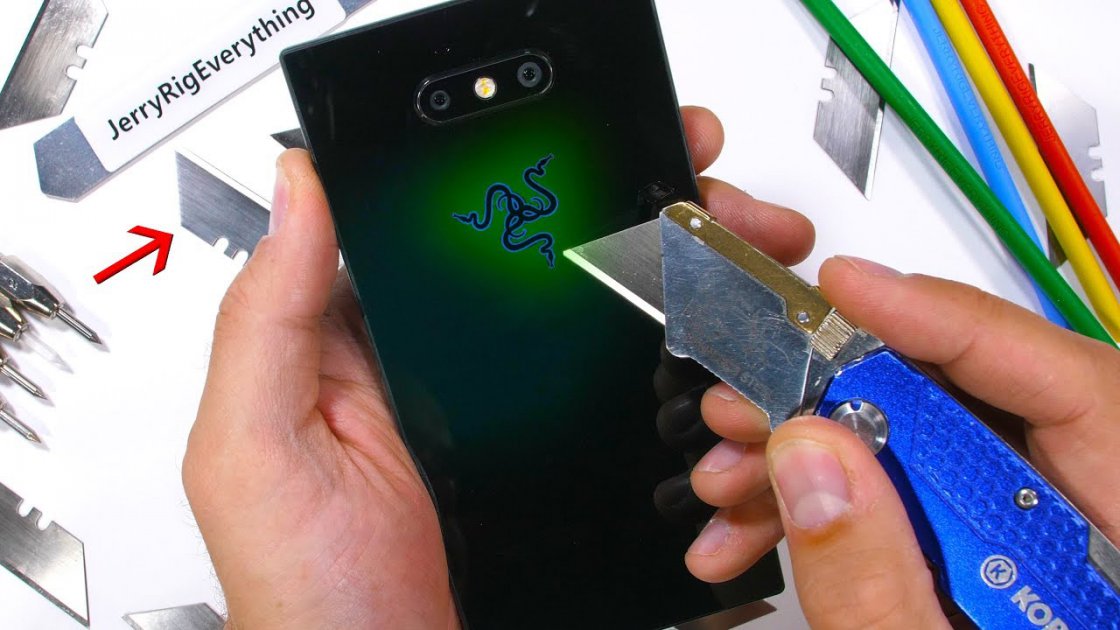 تماشا کنید: تست مقاومت گوشی گیمینگ Razer Phone 2