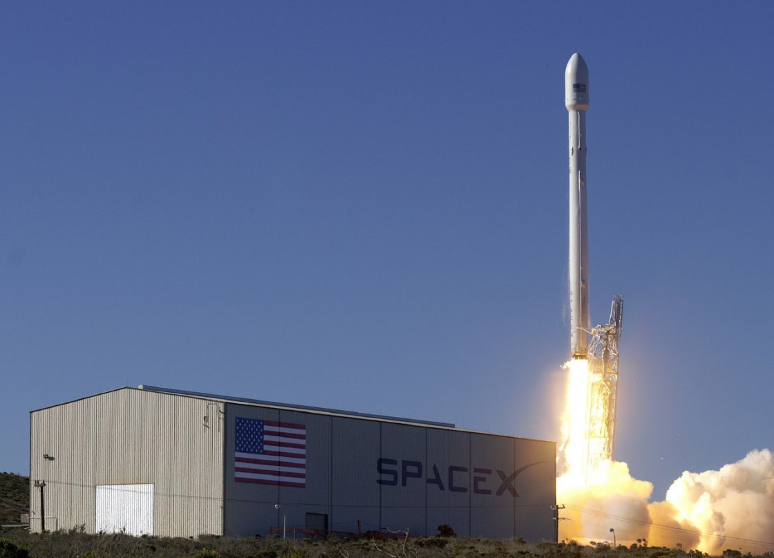 SpaceX   با موفقیت موشک Falcon 9  را روی ساحل کالیفرنیا فرود آورد