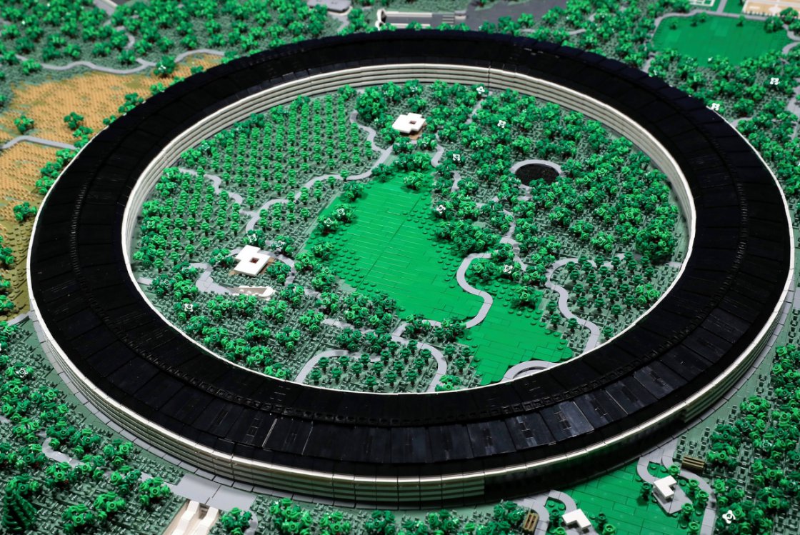 ساخت مجتمع اپل پارک با 85,000 قطعه آجر لگو