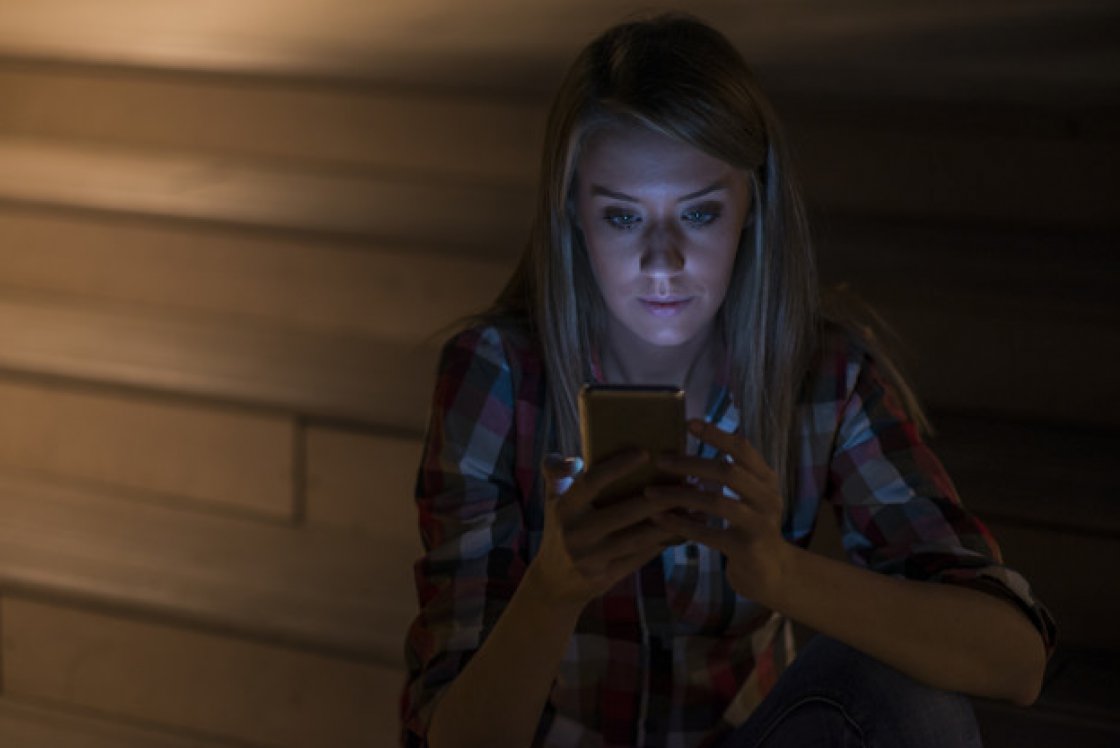 نور آبی گوشی های موبایل ممکن است باعث کوری شود