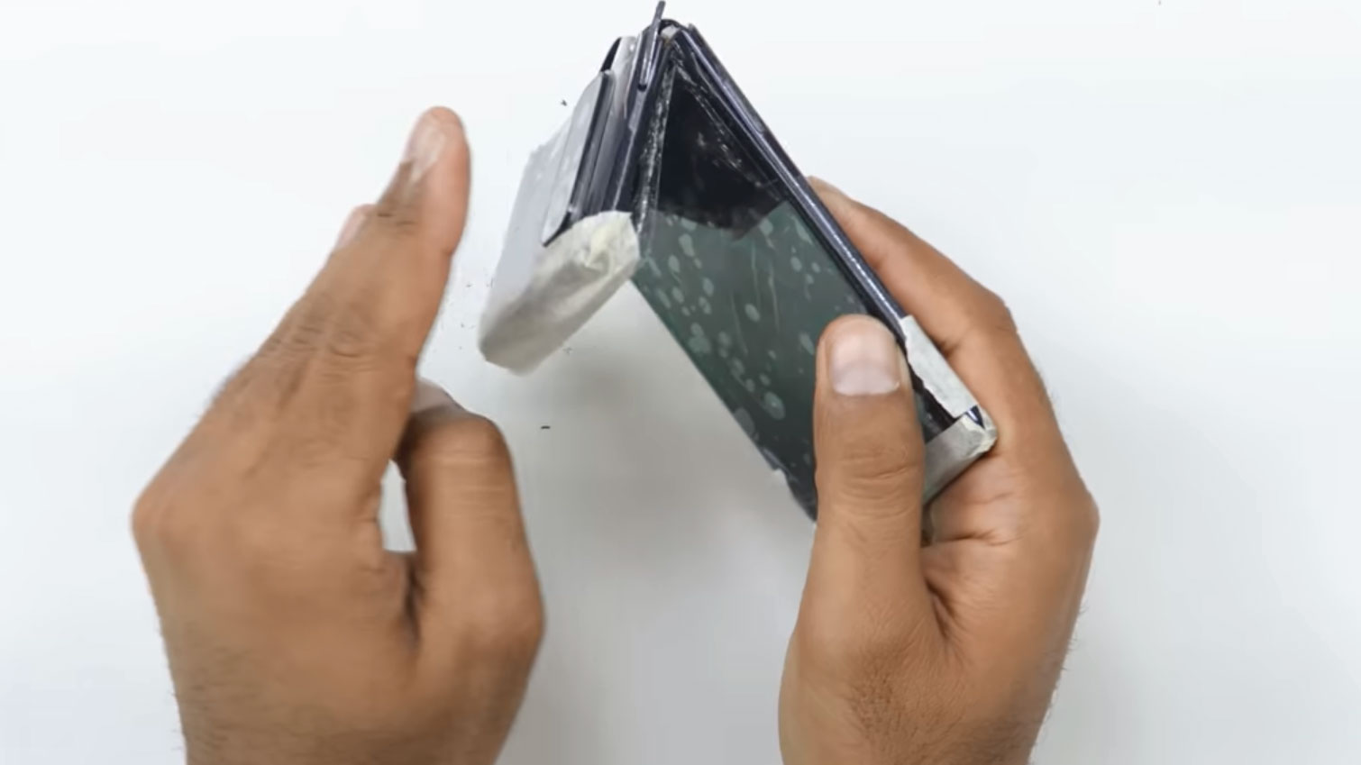 تست خم شدن Redmi Note 10 Pro Max و ضد آب بودن آن را تماشا کنید: گوشی تاشو جدید ردمی؟!