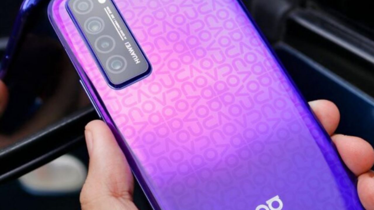 طرح تکرار شونده Nova در قاب پشتی گوشی Nova 7 5G هواوی